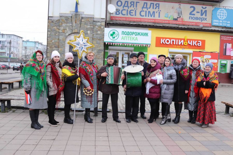 На чотирьох локаціях у Калуші звучали коляди, які підхоплювали перехожі