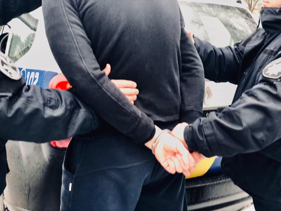 27-річний мешканець Дніпра завдав удар розкладним ножем у ділянку грудної клітки 15-річному прикарпатцю