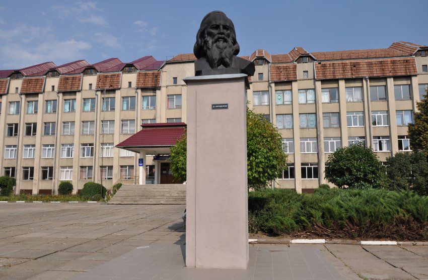 Пам'ятник Мєндєлєєву біля Калуського політехнічного коледжу