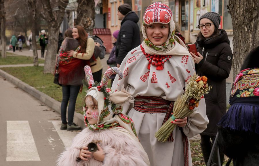 Взявши участь у масштабній вертепній ході, Романна з Медеєю почули багато приємних слів. Фото: Калуська міська рада