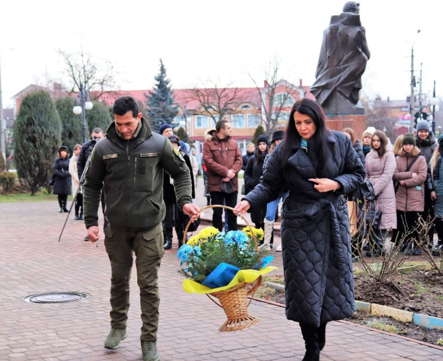 Низький уклін усім, хто зі зброєю в руках фронті. Велика дяка тим, що  надійно тримає тил. Вічна слава полеглим Героям.