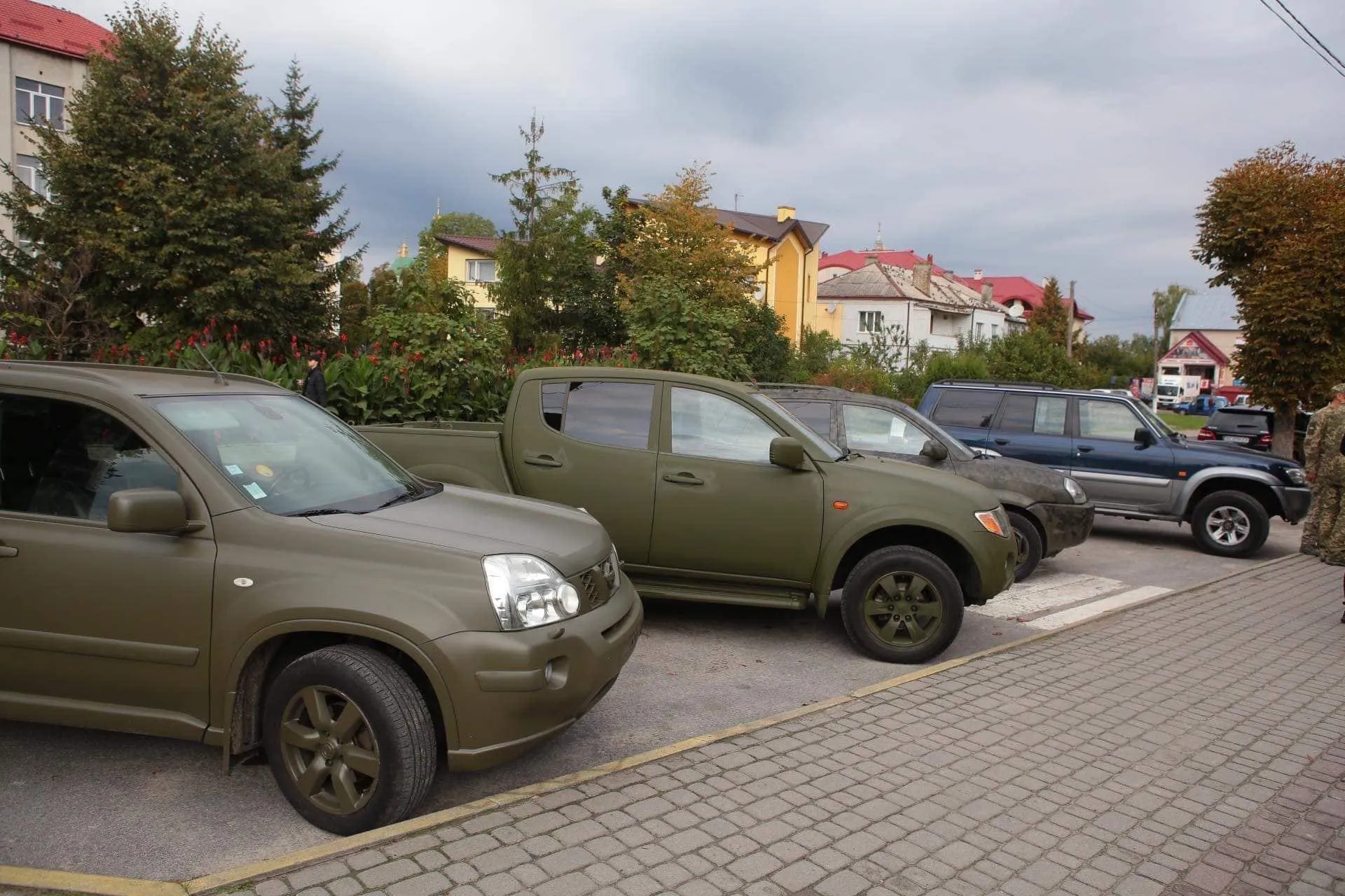 Ілюстроване фото. На фронті автомобіль є розхідними матеріалом, їхній парк вимагає постійного поповнення.