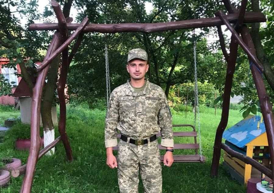 Рідні й знайомі пригадують, що від шкільної парти загиблий Захисник був "золотою дитиною". Вічна пам'ять Герою!