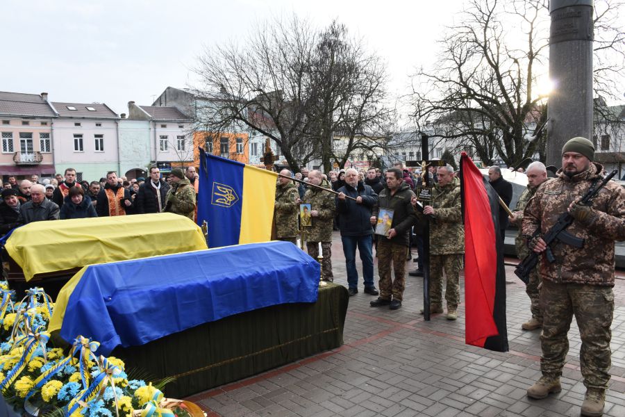На площі Роксолани жителі двох громад віддати шану героям. Фото: Орест Третяк