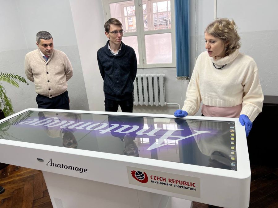 Столи для України закупили за кошти платників податків Чеської Республіки. Його вартість – приблизно п’ять мільйонів