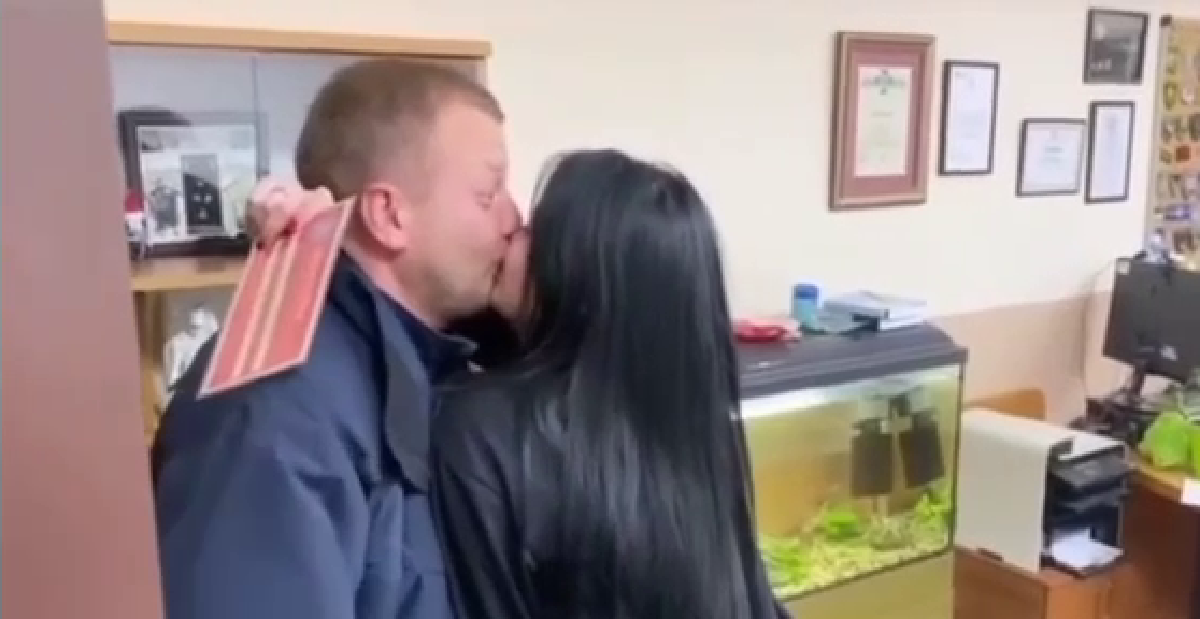 Роман Пилипенко подарував своїй дівчині перепустку на пересування Площею Ринок у Львові. Cкріншот з відео