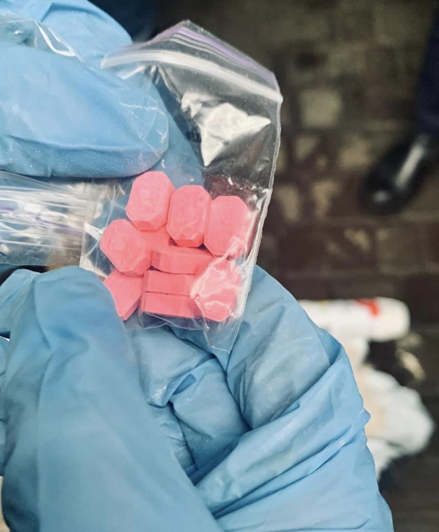 Чоловік у руках мав пакети, які він отримав від кур’єра.