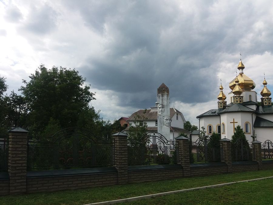 Пам’ятник місцевим  жителям, які загинули на фронтах  Другої Світової війни у селі Пійло було встановлено у 1970-х роках