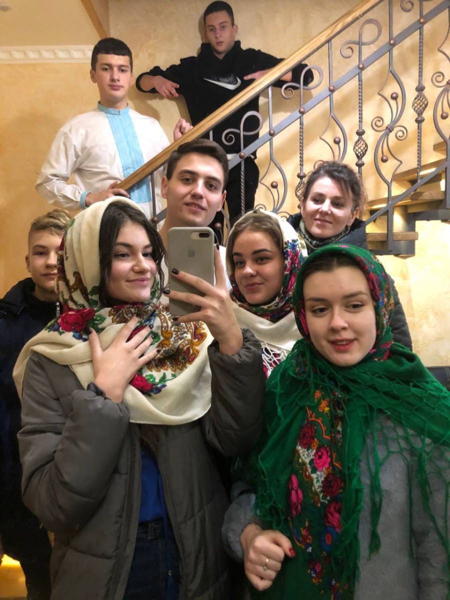 Виконавці вдячні захисникам за те, що можуть жити, приходити на заняття, колядувати, співати і творити