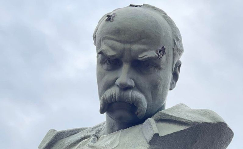 У Бородянці окупанти розстріляли пам'ятник Тарасу Шевченку