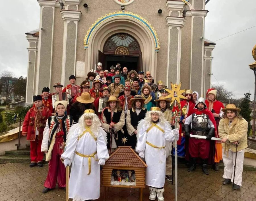 Волонтери закуплять парафін для окопних свічок за гроші від боднарівського вертепу