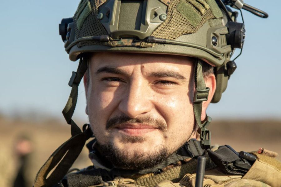 — Як сказав один мій побратим, усі «нормальні хлопці» контужені, — усміхається Святослав