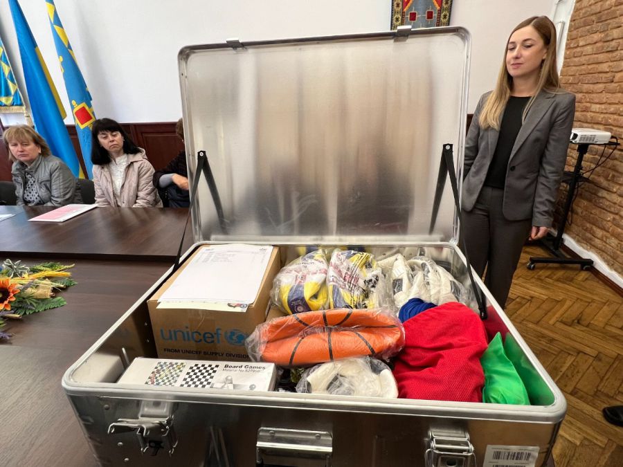 Ілюстроване фото. Бокси зі спортивним інвентарем відправили в навчальні заклади Калуського району
