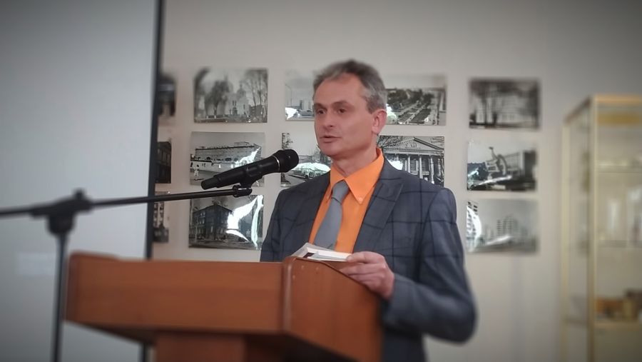 Для вчителів свого ліцею Віталій Півторак адаптував програму для очного навчання. Фото: Марія Сорока