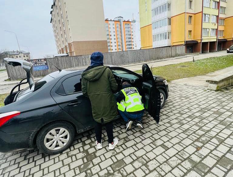 Учасники групи отримували через пошту психотропні речовини, а також матеріали фасування та упакування.