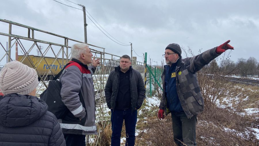 На місці зливу довгий час залишається густа піна
