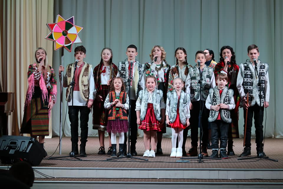 Дитяча студія "Ліра" колядувала на підтримку ЗСУ