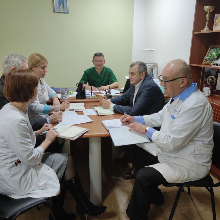 Заступник міського голови Іван Красійчук на нараді з керівниками медзакладів. Фото: Рогатинська міська рада