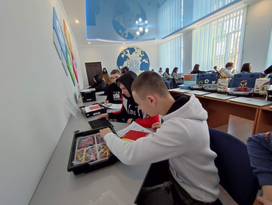 Учні протестувати обладнання, за допомогою якого можна вчитися за новітніми підходами STEM-освіти