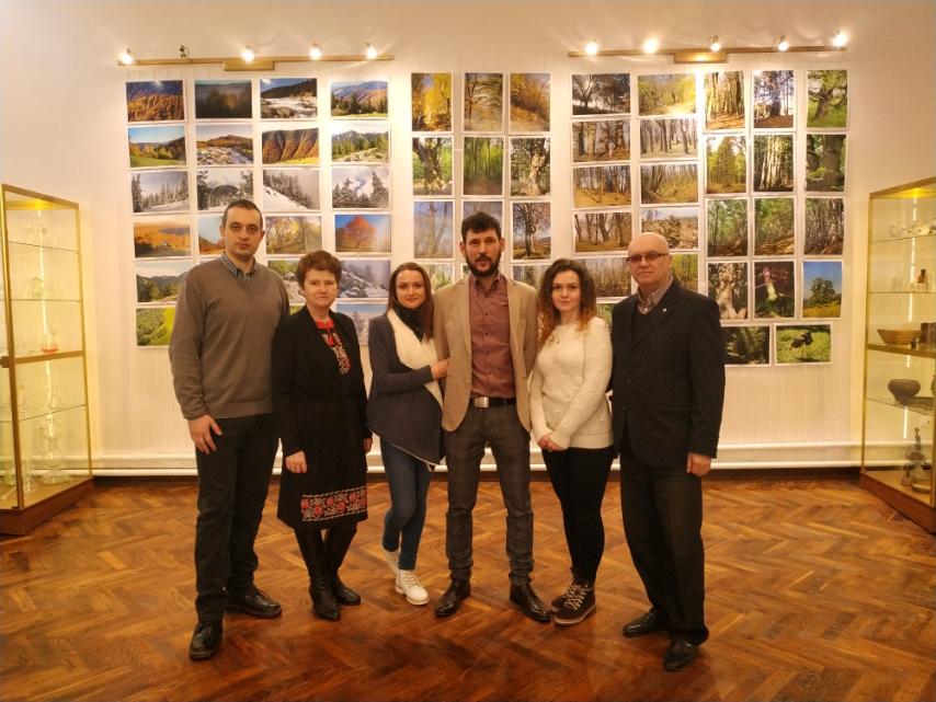 Василь Фіцак презентував 350 світлин