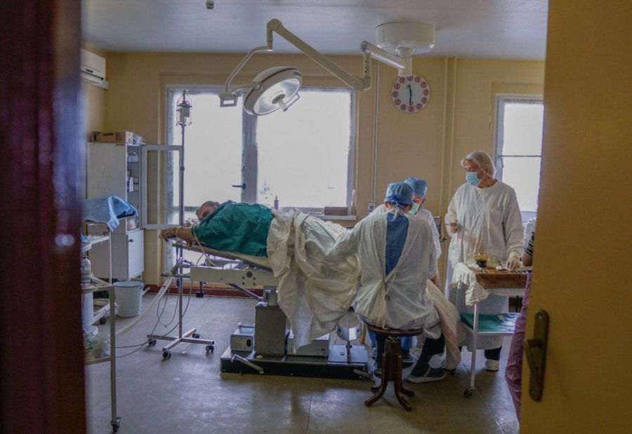 Хірурги вже готові братися до виконання «вільних клаптів». Проте чекають на обладнання