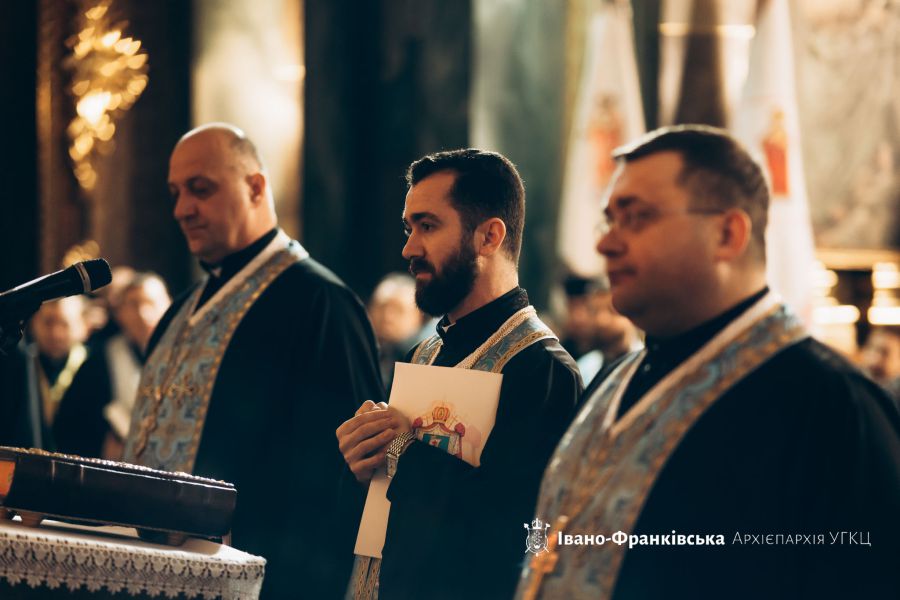 Микола виголосив визнання віри, а згодом поклав руку на Євангеліє й склав присяги на вірність  Отцю Папі Франциску