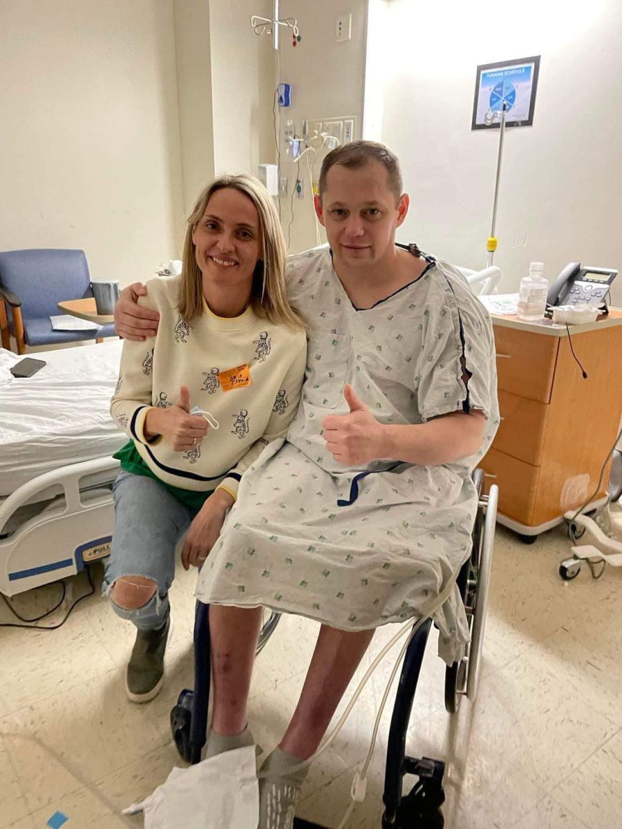 В Україні Олег впав на стегно й отримав запалення кульшового суглоба, який був поставлений в США