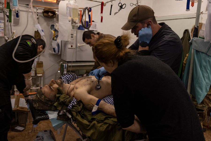 Дитячий ортопед-травматолог Олег Токарчук нині рятує життя на передовій як військовий медик