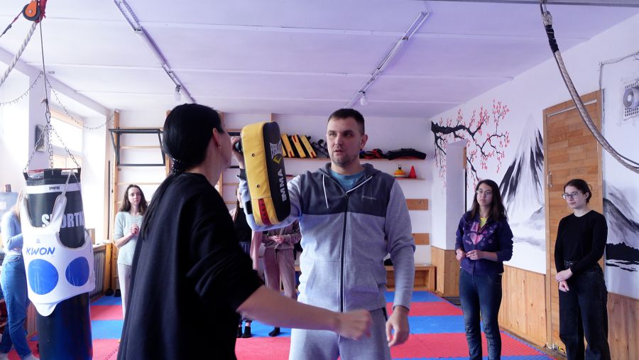 Тренер запрошує учасниць зі своїми чоловіками або хлопцями, бо в парі буде зручніше і практичніше показувати елемент