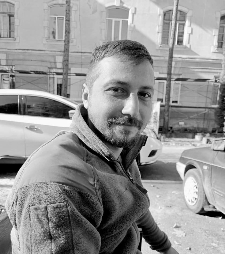 Сергій родом з Енергодара Запорізької області. На війну пішову з Коломиї, куди евакуювалася його родина. Вічна слава!