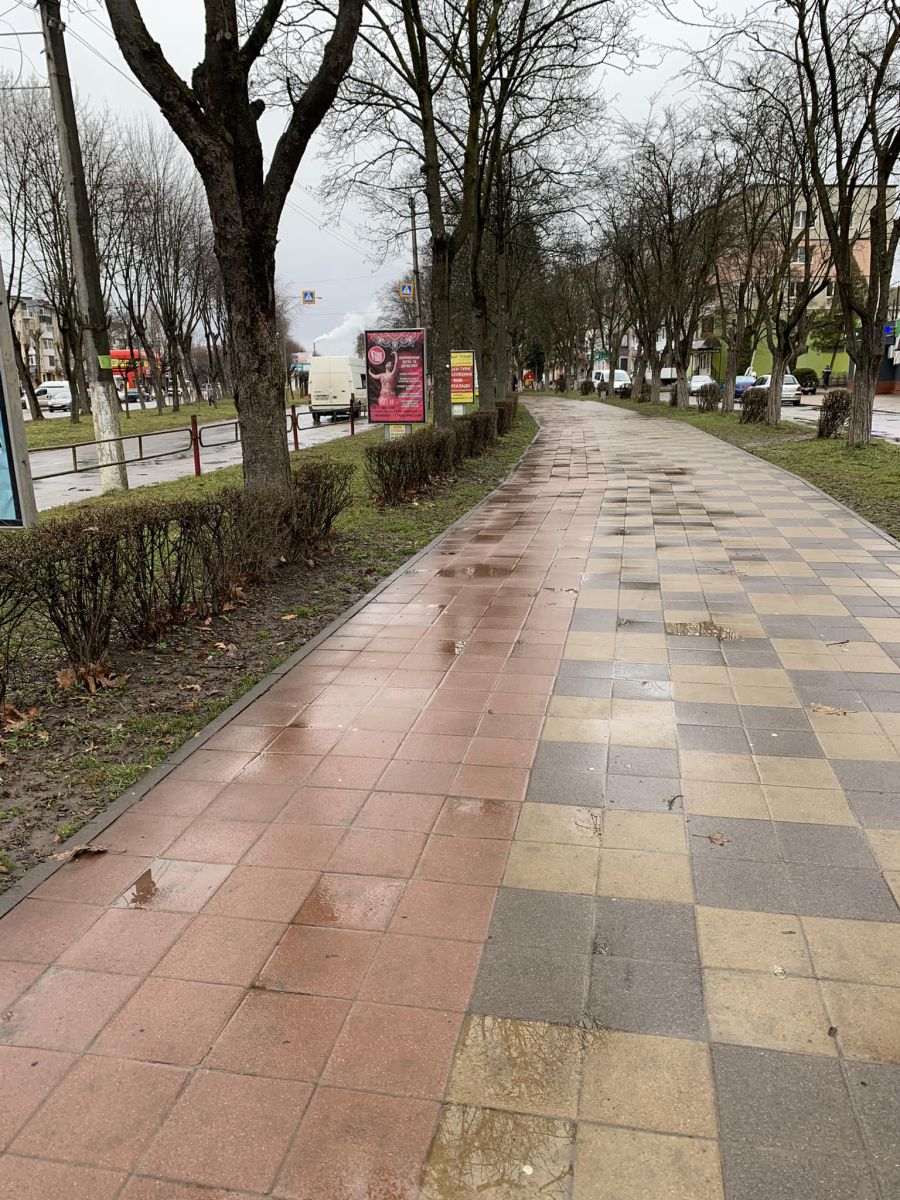 Велосипедна доріжка на вулиці Хмельницького не передбачалася, — запевняють посадовці