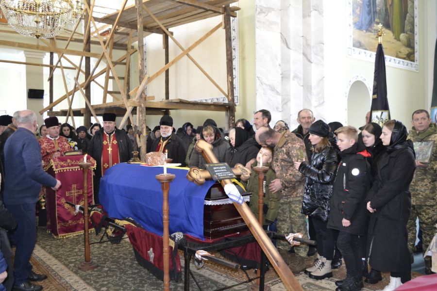 Рідні і земляки попрощалися зі своїм Героєм