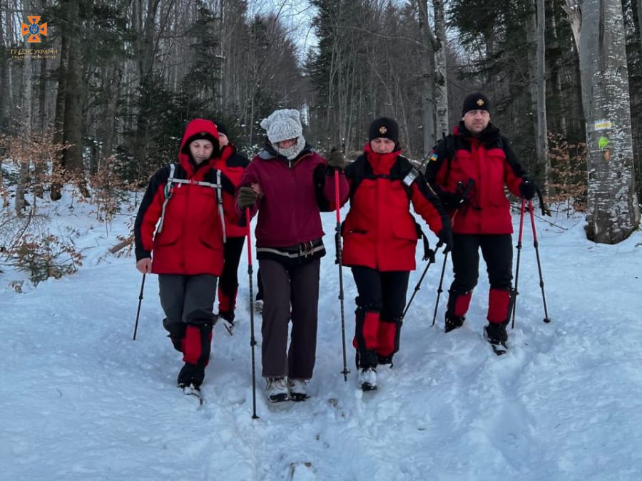Рятувальники надали туристці допомогу.