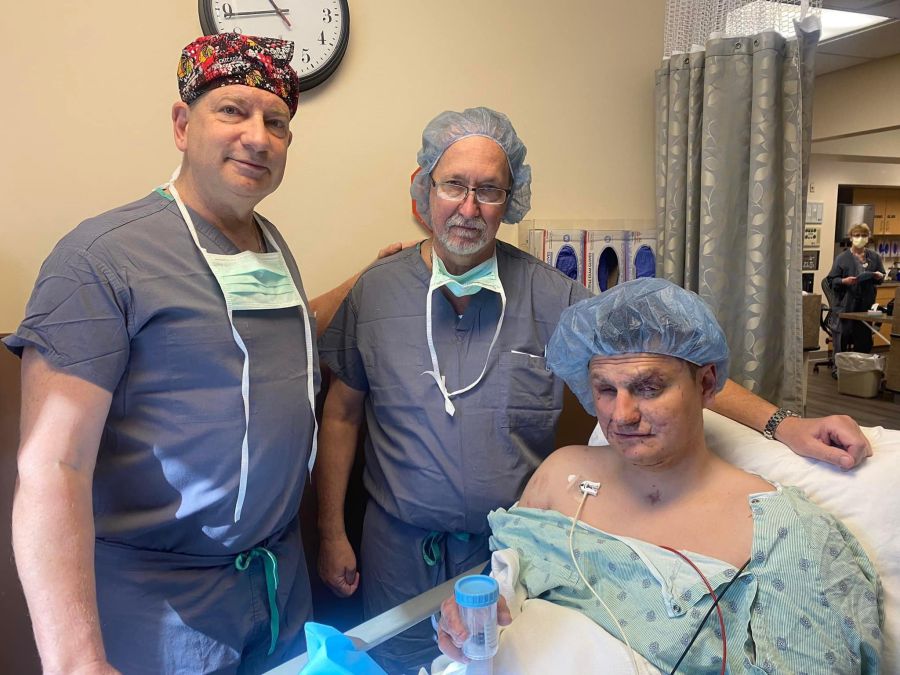 Крім операції на очах, медики провели часткову пластику обличчя, прибрали глибокі шрами