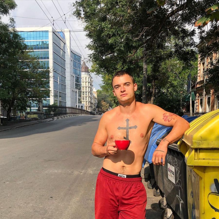 Україну він назвав "й**аним цирком із попаяними дебілами у яких нема шансів на цивілізоване життя".