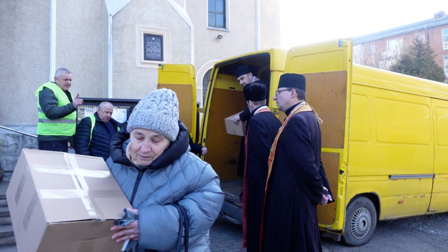 Допомогу отримали не тільки вимушені переселенці, а й малозабезпечені люди