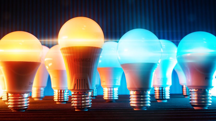 Розумне освітлення може мати опцію управління голосом та дистанційного керування зі смартфона через мобільний застосунок