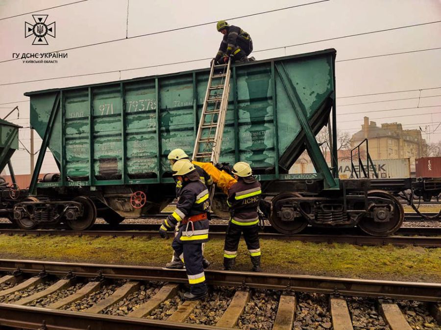 Хлопці хотіли зробити фото на даху потяга.