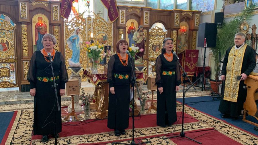 Програму "У молитві схиляюсь" презентують колективи палацу культури "Мінерал". Фото: Мар'яна Малик