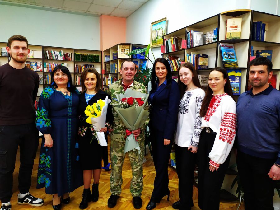 Зібрані на благодійній презентації 3650 гривень автори передадуть на допомогу ЗСУ