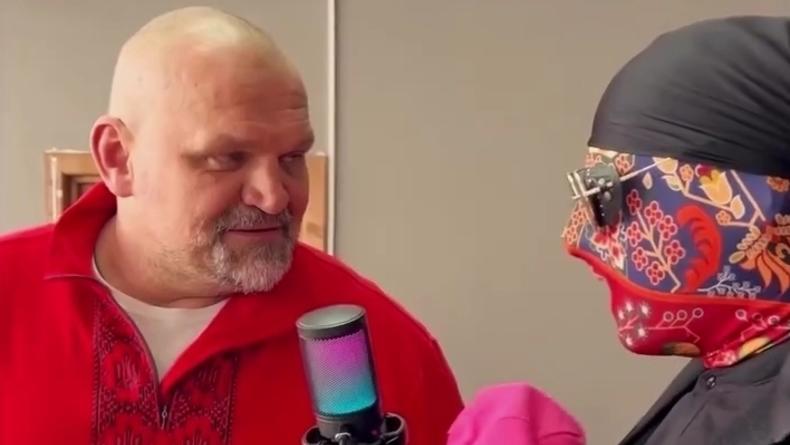 Переможець Євробачення вручив силачеві рожеву панаму