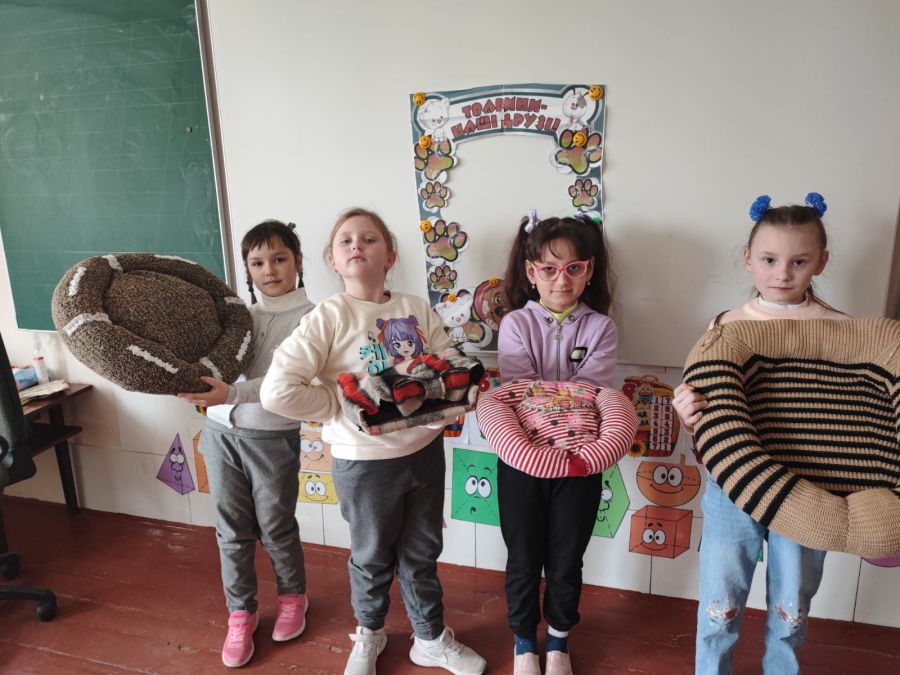 Крім лежанок для собак, діти передали 1000 гривень на ліки