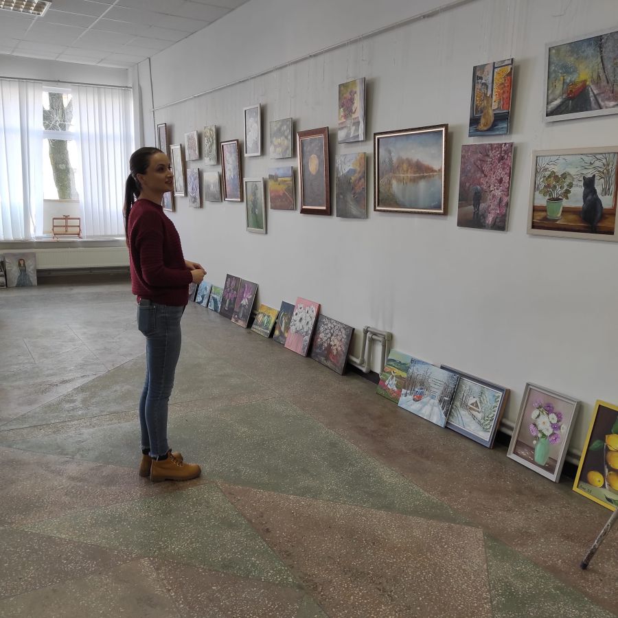 У ці дні у виставковій залі триває підготовка до відкриття виставки. Фото: Лілія Бучак