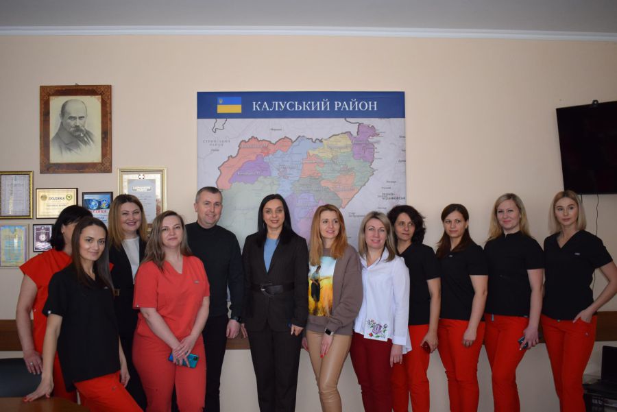 Між медичними закладами Калуша, Вигоди, Перегінська і Рожнятова розподілили 700 комплектів одягу