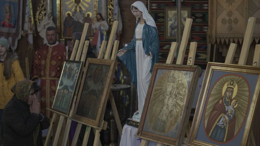 Наразі про походження ікон та як вони потрапили в приміщення селищної ради, невідомо