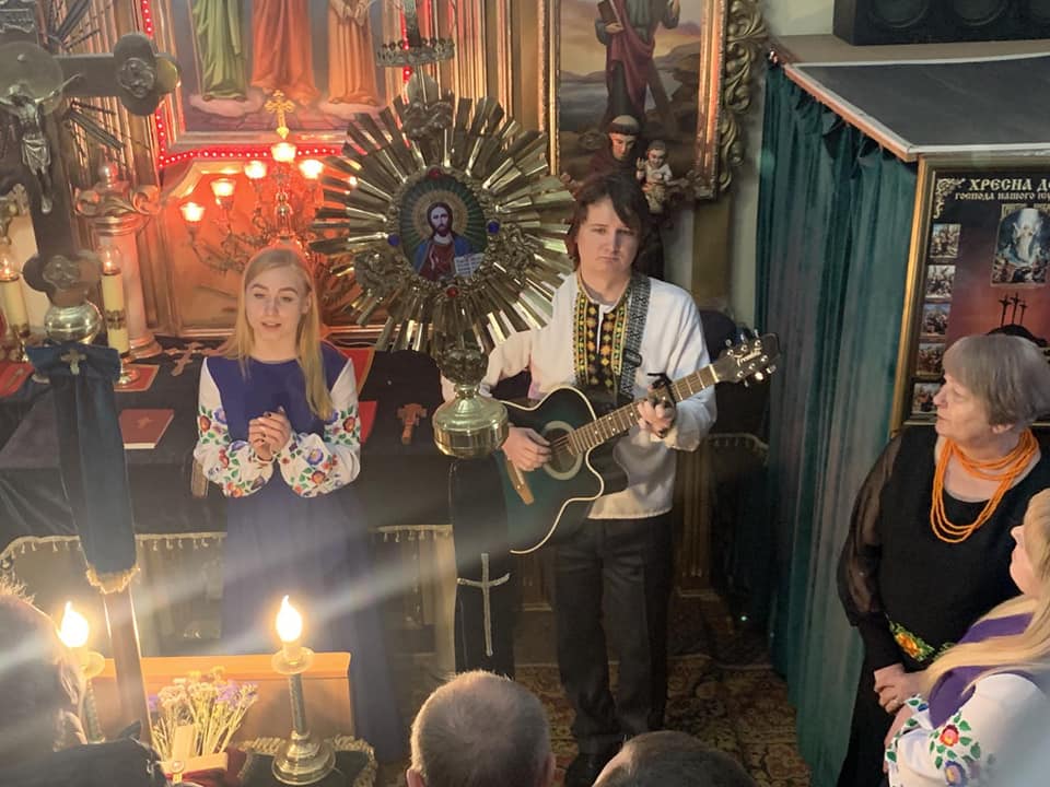 Програму "У молитві схиляюсь" презентують колективи палацу культури "Мінерал"