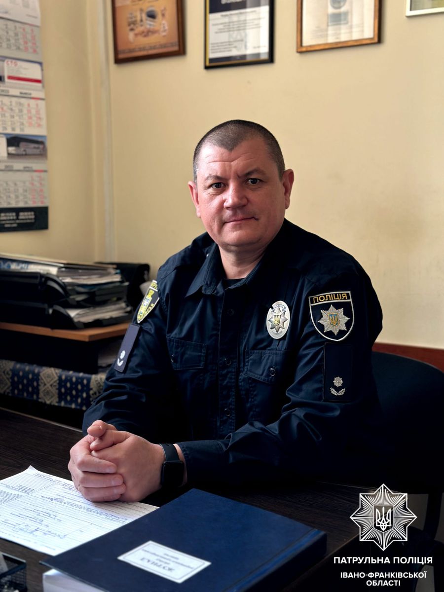 Поліціянт звернув увагу на маленького хлопчика, який мав розгублений вигляд