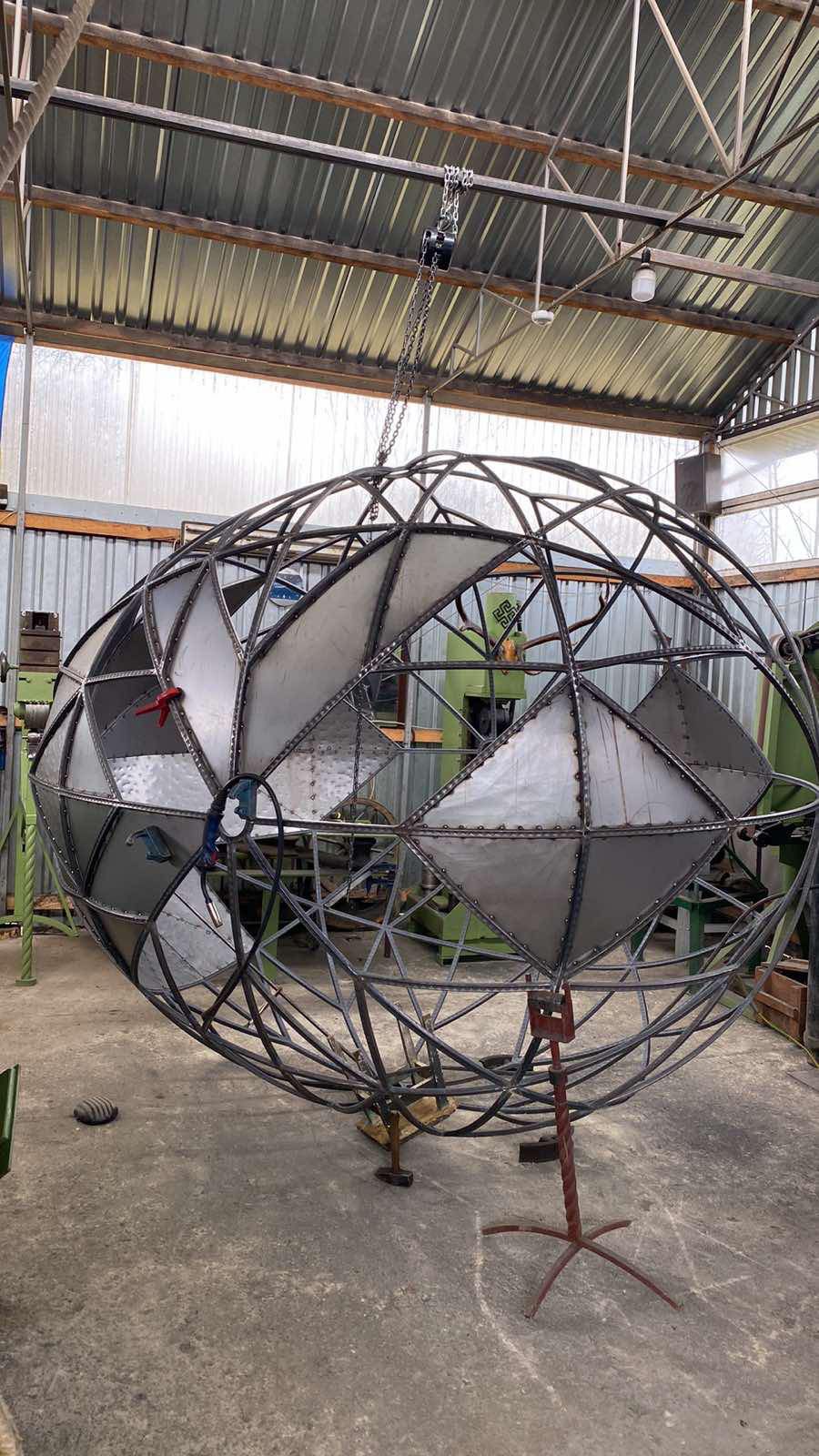 Пасхальне яйце буде «крутитися» та підсвічуватися вночі неоном