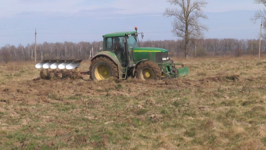 На полях громади проводять підготовчі роботи до посівної.