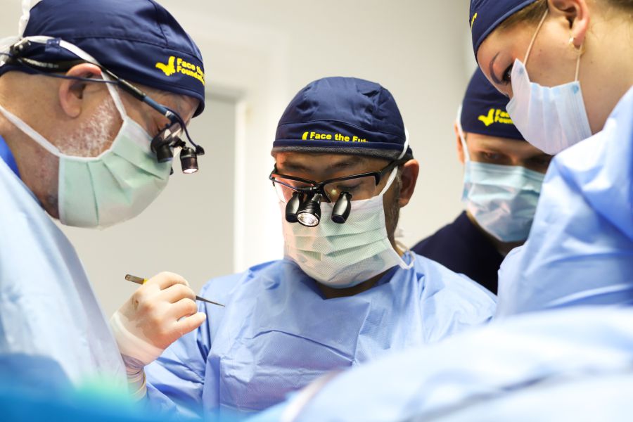 Більшість пацієнтів вже перенесли багато операцій.